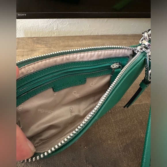 Calvin Klein crossbody purse - Picture 4 of 13